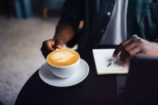 カフェイン入りのコーヒーや紅茶を毎日数杯飲むと認知症リスクが低減　新研究