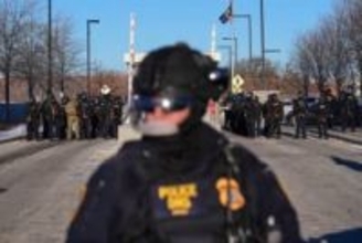 移民捜査官に銃撃された住民を暴行罪で訴追、虚偽発覚で取り下げ相次ぐ　トランプ米政権の信頼失墜