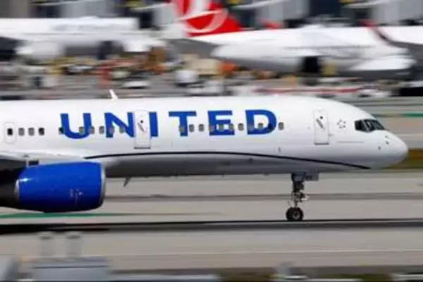 米ユナイテッド航空機、着陸時にドローンとあわや衝突　操縦士が証言