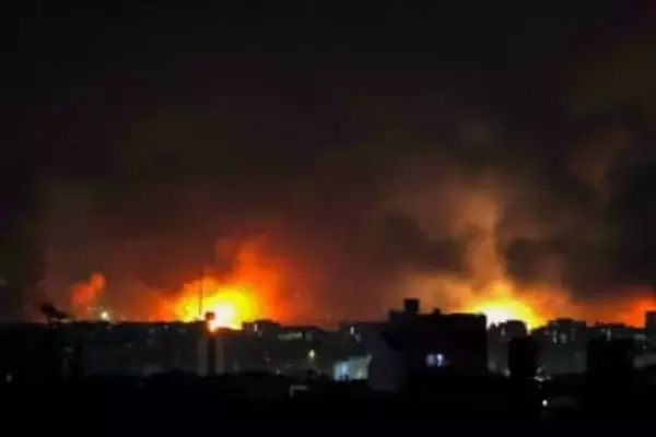 イラン狙い空爆、テヘランの空港が炎上