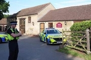 3歳男児が動物園のワニの囲いの中で重体、殺人未遂容疑で男逮捕　英国