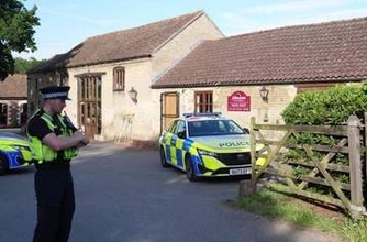 3歳男児が動物園のワニの囲いの中で重体、殺人未遂容疑で男逮捕　英国