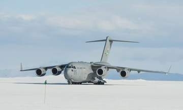 南極行きの米空軍機、NZへ引き返す　「潜在的に危険」な宇宙活動に関する警告受け