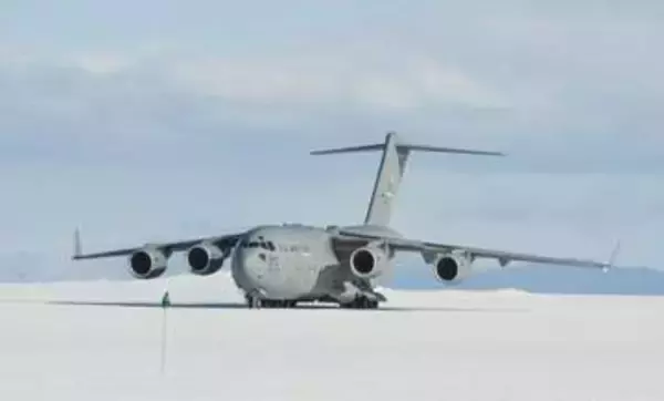南極行きの米空軍機、NZへ引き返す　「潜在的に危険」な宇宙活動に関する警告受け
