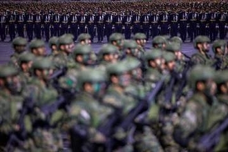 12人が死亡した空港攻撃への対応を迫られるサウジ、選択肢は過酷