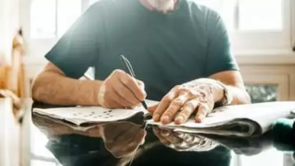 受動的に画面を見続けると認知症リスクが上昇する可能性　座ったままでも脳の健康を保つ秘訣は