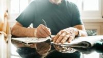 受動的に画面を見続けると認知症リスクが上昇する可能性　座ったままでも脳の健康を保つ秘訣は