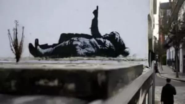 英ロンドンにバンクシーの新作　地面に横たわる2人の子ども