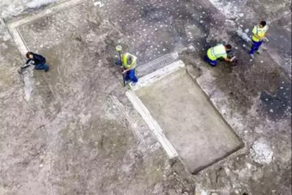 精巧なモザイクで飾られたローマ時代の別荘見つかる、盗掘疑う通報がきっかけ　ローマ郊外