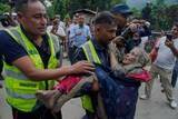 「ネパールと中国で救助活動が本格化、1300人超行方不明　写真が伝える洪水の爪痕」の画像1