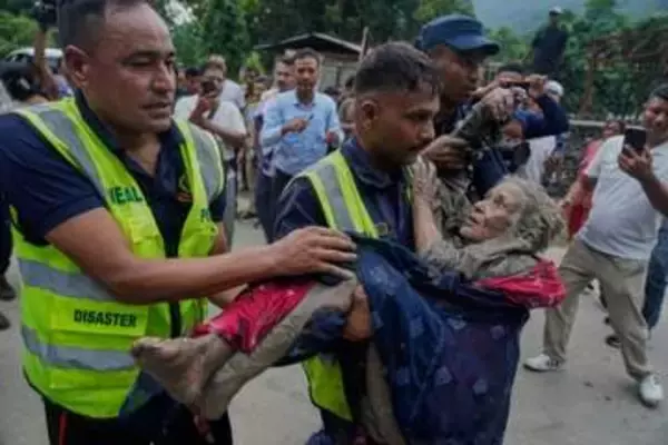 ネパールと中国で救助活動が本格化、1300人超行方不明　写真が伝える洪水の爪痕