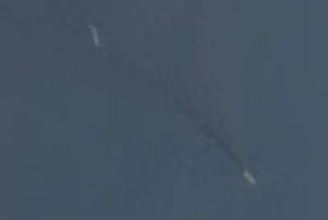 米戦闘機の攻撃を受けたイランタンカー、衛星画像が捉える　翌日も船体から立ち上る煙