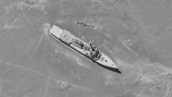 中国、実物大の米軍艦の模型を建造　西部の砂漠に設置