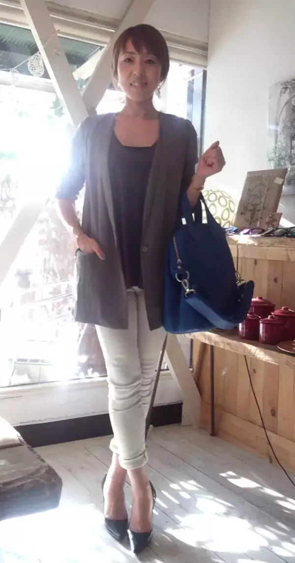 色使いとヒールでシンプルスタイルを女らしく！【おしゃれさんの輪】