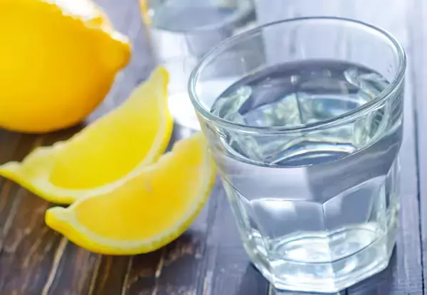 身体にたまった毒を出すには、朝1番の「レモン水」が効果的