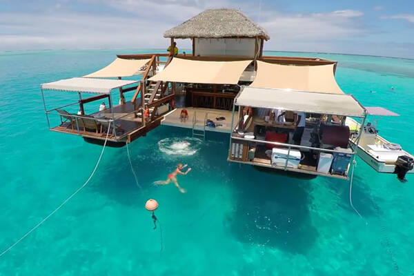 見たら行きたくなる 真っ青な南国の海に浮かぶコテージのバー 15年5月17日 エキサイトニュース