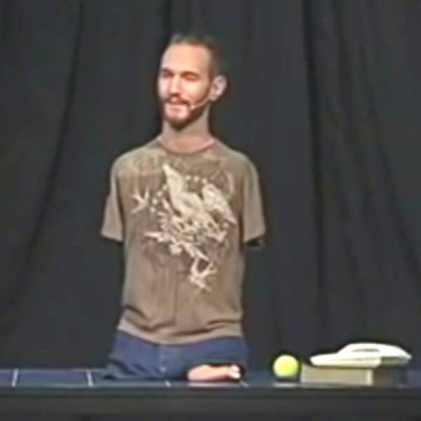 腕がないなら 心で抱きしめればいい 生まれつき手足の短いニックが 人生の意味 語る理由 16年1月11日 エキサイトニュース