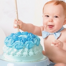 1歳の誕生日に手づかみでケーキを食べる「スマッシュケーキ」が話題に　「赤子は普通に食べさせても全部スマッシュ」の声も