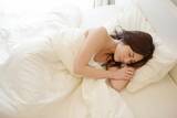 「「職場で眠気を感じる」若手女性の約9割　睡眠改善に効果のあった工夫は3位「寝る前にストレッチや筋トレ」」の画像2