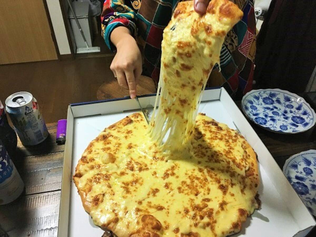 ドミノ 1キロチーズピザ がやばい チーズの暴力 1枚32キロカロリーの迫力 エキサイトニュース