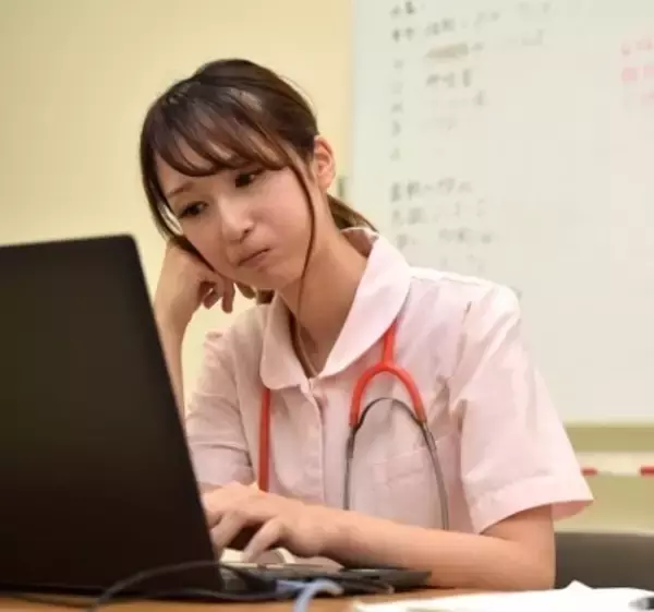 「看護師の8割がキャリアに悩み「仕事の割に給料が合ってない」「職場でパワハラ」」の画像