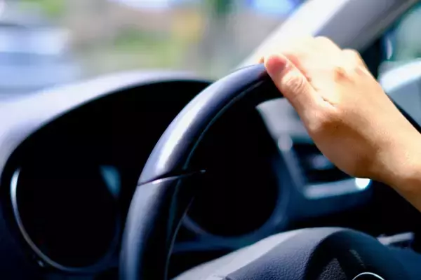 「「あおり運転」の厳罰化に賛成が9割　「所有車の没収」「一生涯免停」を求める声も」の画像