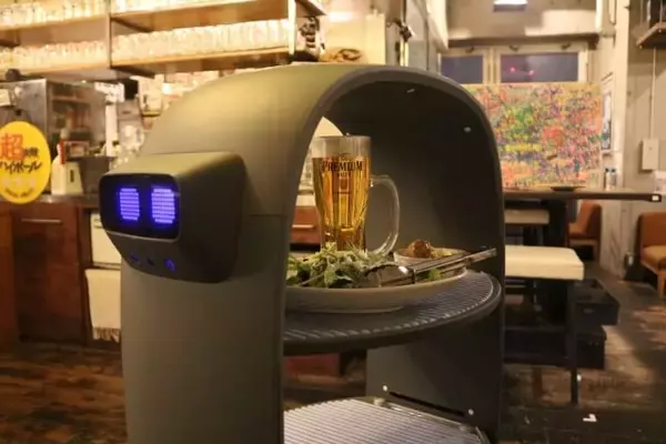 新型コロナ対策、居酒屋が配膳ロボット導入　人との接触を最小限に