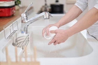 共働き世帯の家事事情「夫が先に帰宅しても、料理は私ばっかり…」「掃除が苦手。細かいところまでできない」