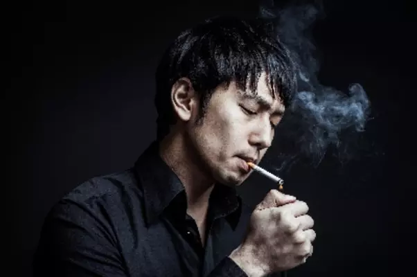 なぜ最近の若者はタバコを吸わない カッコいいだろ という時代錯誤の主張 狭い喫煙室 で懸命に吸う姿は別にカッコよくない 17年11月19日 エキサイトニュース