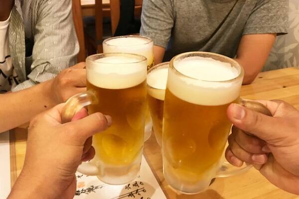 自分だけ会話に入れない 飲み会ぼっち あるある 下戸でテンション低い私は生き地獄 一人でメニュー見てるフリ 18年4月13日 エキサイトニュース