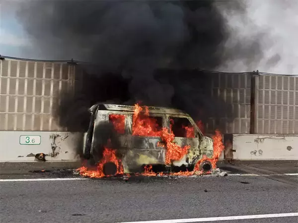【速報】東関道下り線　船橋ららぽーと付近で車両火災発生　「止まってしまい、出火した」運転者通報