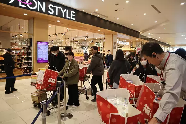 イオンモール幕張新都心で初売り　「福カート」人気、詰め放題も　オープン前から行列