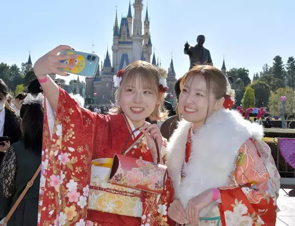 ミッキーら門出祝う　“新２０歳”未来見据え決意　ディズニーランドで成人式