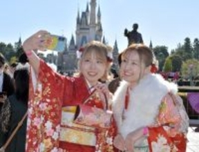 ミッキーら門出祝う　“新２０歳”未来見据え決意　ディズニーランドで成人式