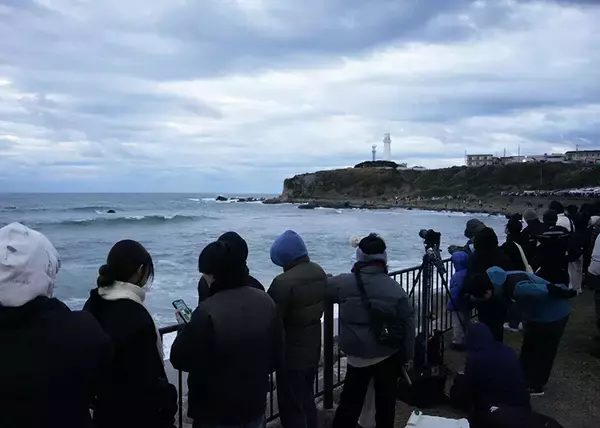 初日の出は雲の中　「日本一早い」銚子・犬吠埼
