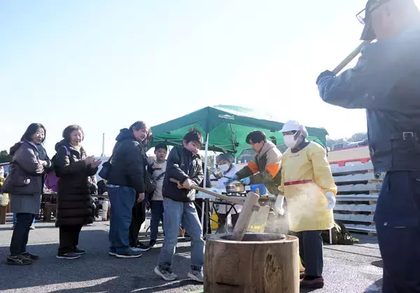 早期再開願う餅つき　いすみ鉄道国吉駅で　応援団、汁粉など振る舞う