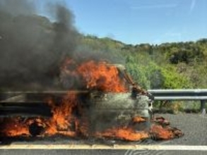 【速報】館山自動車道で車火災発生　軽トラックか、全焼