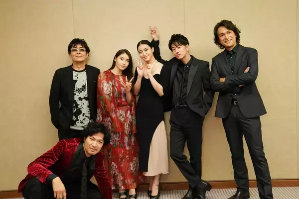 「『るろうに剣心 最終章』2部作合わせて興収50億円突破 ！チーム“るろ剣”笑顔のオフショット」の画像