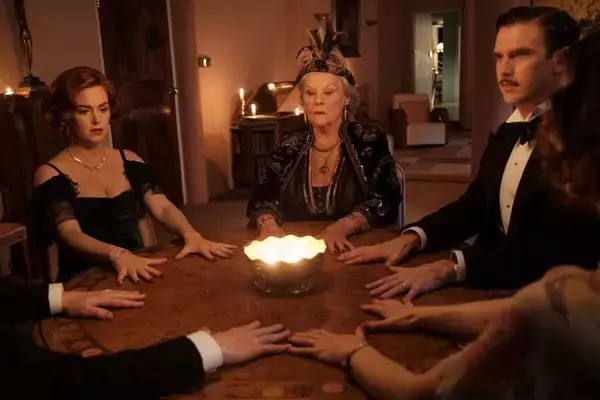 「『ブライズ・スピリット～夫をシェアしたくはありません！』レビュー：007ともゆかりの深いノエル・カワード“陽気な幽霊”の現代的再生！」の画像