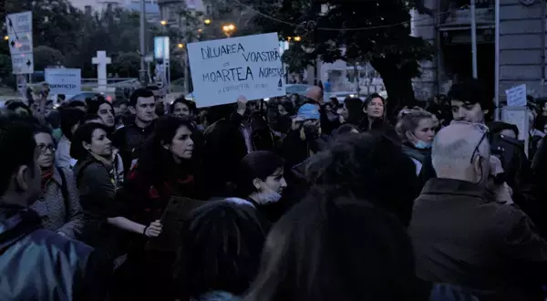 「『コレクティブ 国家の嘘』日本でも他人事じゃない「腐ってやがる…！」な事実に胸をえぐられまくるドキュメンタリー映画になった理由」の画像