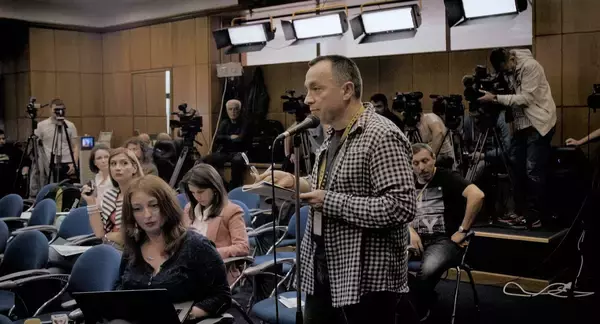 「『コレクティブ 国家の嘘』日本でも他人事じゃない「腐ってやがる…！」な事実に胸をえぐられまくるドキュメンタリー映画になった理由」の画像