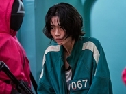 『イカゲーム』解説｜なぜ「子どもの遊び」が行われるのか？賛否両論にこそ本質が表れている理由