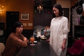 「スナック キズツキ」第6話：原田知世と西田尚美が“時をかける少女”に（※ストーリーネタバレあり）