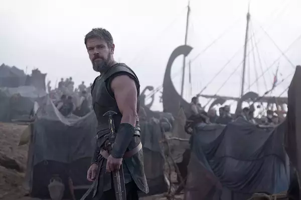 「マット・デイモンが巨人兵と対峙。クリストファー・ノーラン『オデュッセイア』新ビジュアル＆場面写真」の画像
