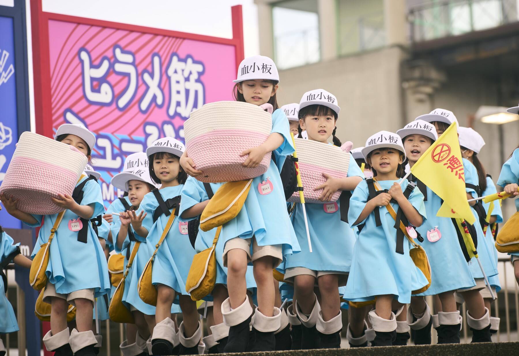 映画『はたらく細胞』から永野芽郁、佐藤健ら細胞たちが芦田愛菜演じる高校生の体内で働く場面写真