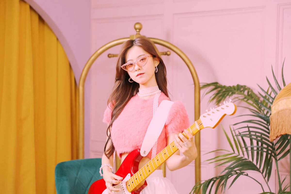 Snow Man佐久間大介らが白スーツでダンス。映画『スペシャルズ』ダンス動画＆挿入歌リスト公開