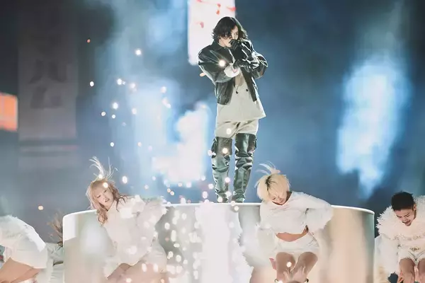 「米津玄師“IRIS OUT”“さよーならまたいつか！”『NHK紅白歌合戦』パフォーマンス映像公開」の画像