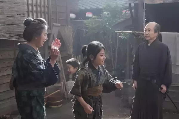 「『ばけばけ』小日向文世からコメント到着。「恋の力はすごいですよね（笑）」」の画像