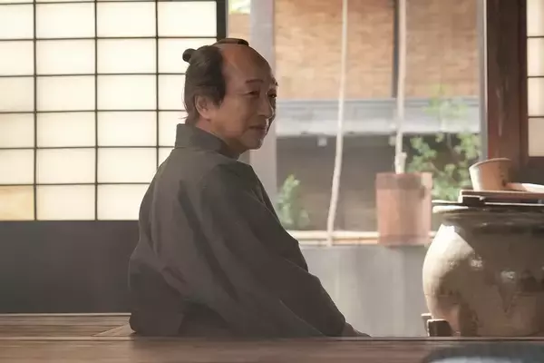 「『ばけばけ』小日向文世からコメント到着。「恋の力はすごいですよね（笑）」」の画像