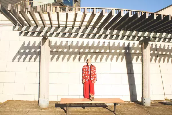 「世界的ポップスターが求めるエイリーズ・モロスとは何者か？　ロンドン在住デザイナーの仕事哲学」の画像